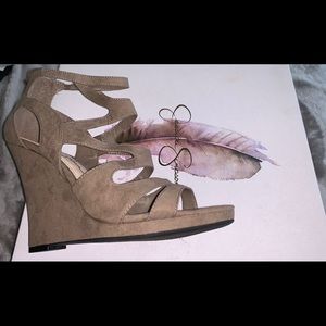 Jessica Simpson camel Open-toe wedges